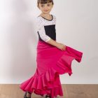 Falda flamenca infantil Trini de Paralola en color fucsia combinado con un maillot también de Paralola en color negro con encaje blanco.