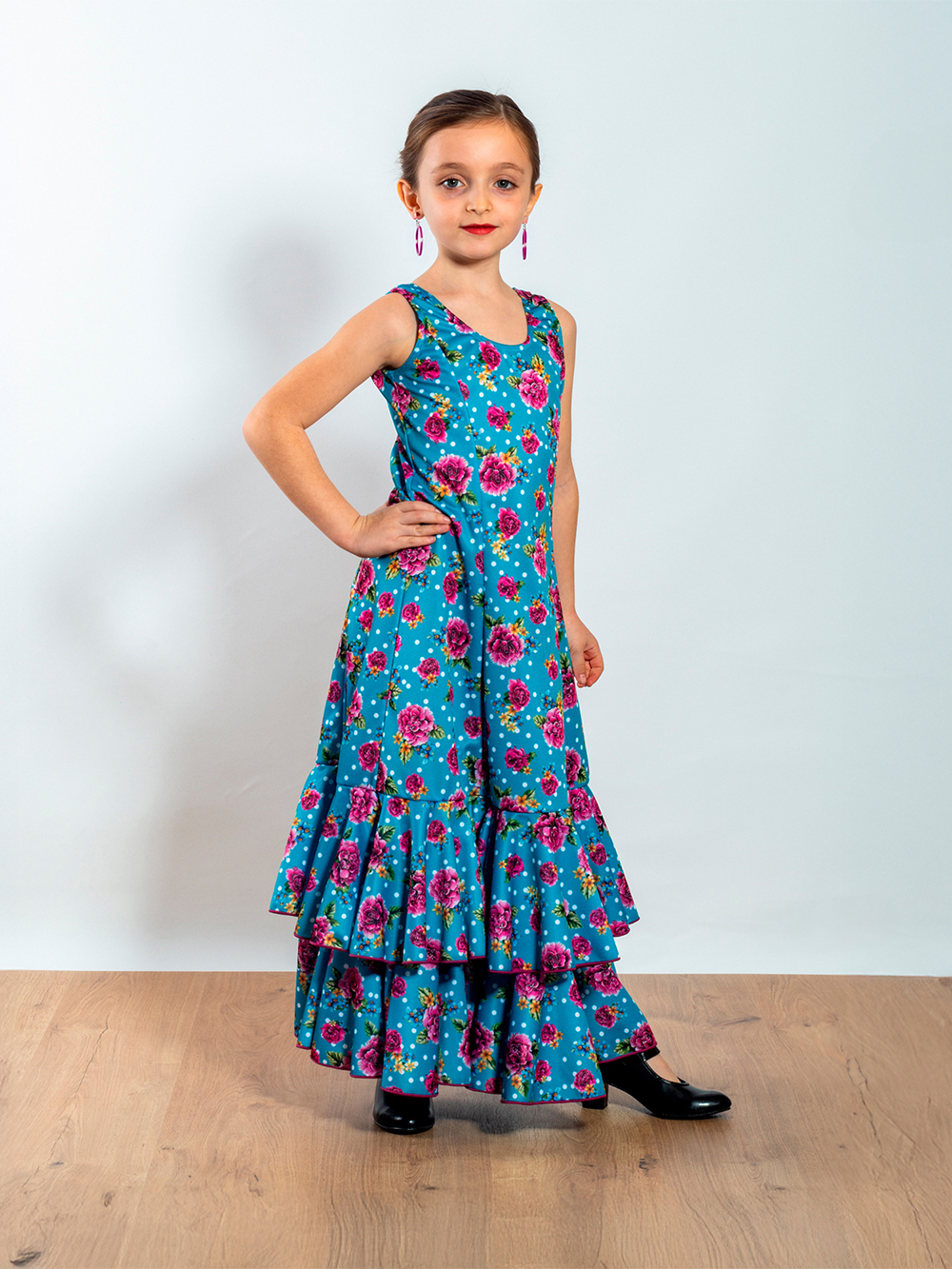 Vestido de baile flamenco infantil, modelo Aitana de Paralola en color turquesa con flores rosas y lunares blancos.